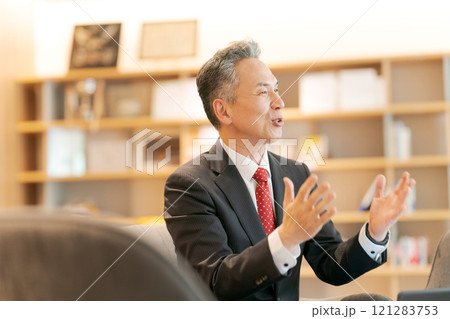 ミーティングをするビジネスマン ミーティングをするビジネスマン 121283753