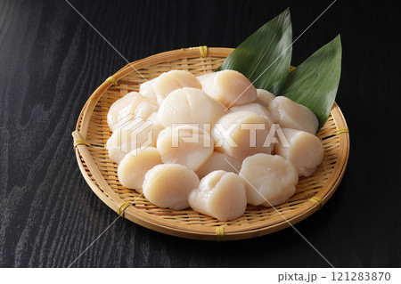 ザルに山盛りにした北海道産の帆立の貝柱 121283870