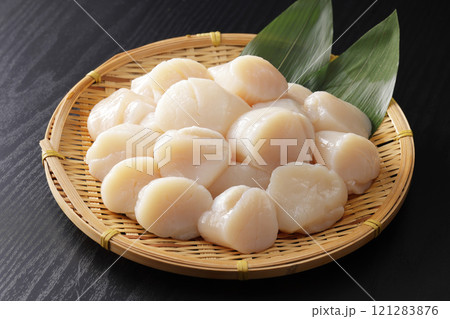 ザルに山盛りにした北海道産の帆立の貝柱 ザルに山盛りにした北海道産の帆立の貝柱 121283876