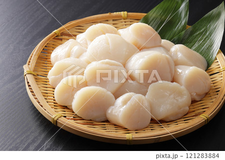 ザルに山盛りにした北海道産の帆立の貝柱 121283884