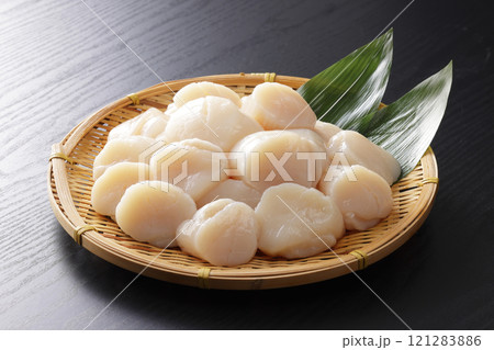 ザルに山盛りにした北海道産の帆立の貝柱 121283886