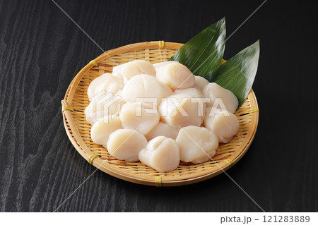 ザルに山盛りにした北海道産の帆立の貝柱 121283889