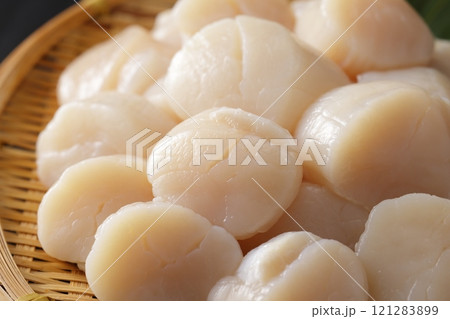 ザルに山盛りにした北海道産の帆立の貝柱 121283899