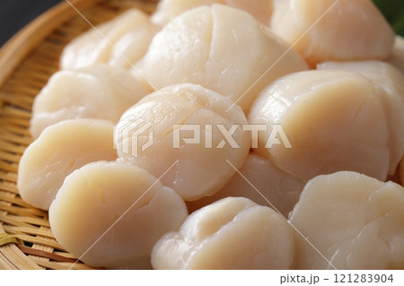 ザルに山盛りにした北海道産の帆立の貝柱 121283904