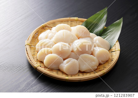 ザルに山盛りにした北海道産の帆立の貝柱 121283907