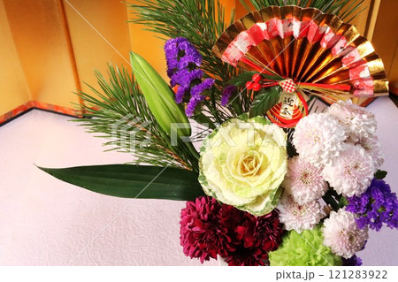 新年を迎えるために飾る正月花 121283922