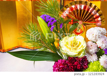 新年を迎えるカラフルな正月花と金屏風 新年を迎えるカラフルな正月花と金屏風 121283924