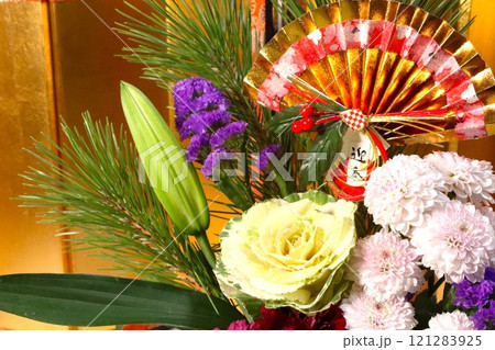 新年を迎えるカラフルな正月花と金屏風 121283925
