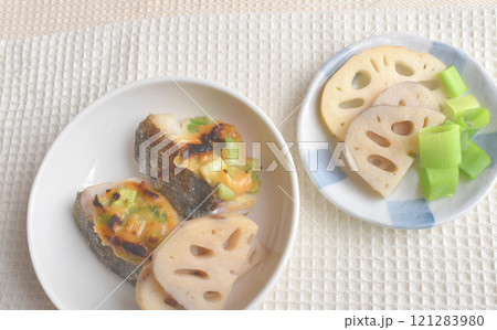 白身魚　たらのネギみそ焼き　甘酢レンコンを添えて　寒い冬に身体の温まる 根菜をつかったヘルシー和食メ 121283980
