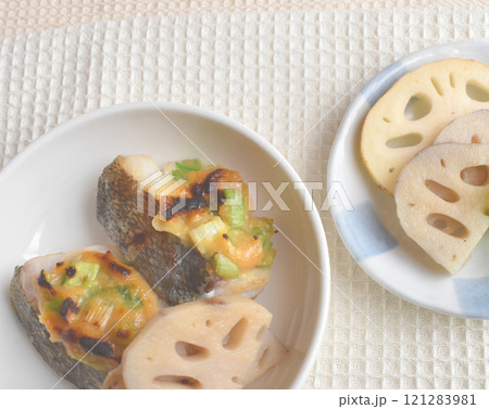 白身魚 たらのネギみそ焼き 甘酢レンコンを添えて 寒い冬に身体の温まる 根菜をつかったヘルシー和食 白身魚 たらのネギみそ焼き 甘酢レンコンを添えて 寒い冬に身体の温まる 根菜をつかったヘルシー和食 121283981