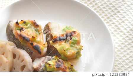 白身魚　たらのネギみそ焼き　甘酢レンコンを添えて　寒い冬に身体の温まる 根菜をつかったヘルシー和食 121283984