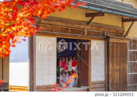 秋の京都　神光院　紅葉に包まれた茶室「蓮月庵」 121284053