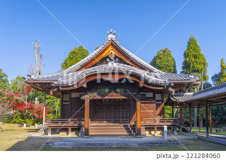 秋の京都　神光院　紅葉に包まれた中興堂 121284060