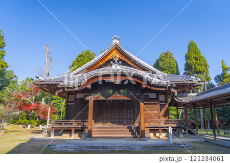 秋の京都　神光院　紅葉に包まれた中興堂 121284061