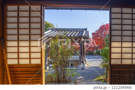 秋の京都　神光院　蓮月庵から見える紅葉 121284066