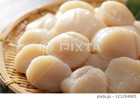 ザルに山盛りにした北海道産の帆立の貝柱 ザルに山盛りにした北海道産の帆立の貝柱 121284085