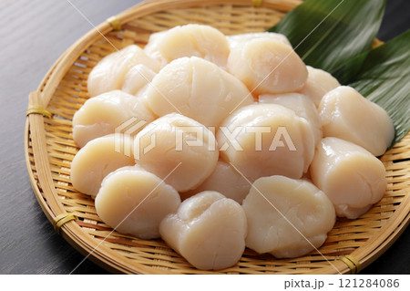 ザルに山盛りにした北海道産の帆立の貝柱 121284086