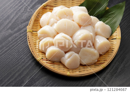 ザルに山盛りにした北海道産の帆立の貝柱 ザルに山盛りにした北海道産の帆立の貝柱 121284087