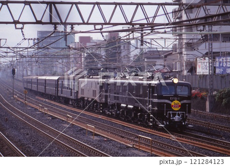 東北本線を走るEF58牽引の臨時列車 121284123
