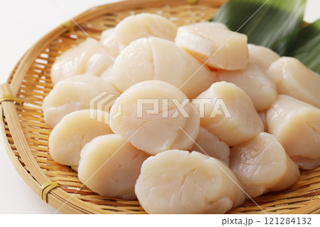 山盛りにした帆立の貝柱 121284132