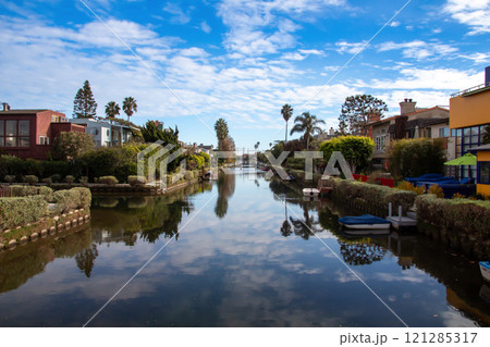 青空が広がる水路の風景 121285317