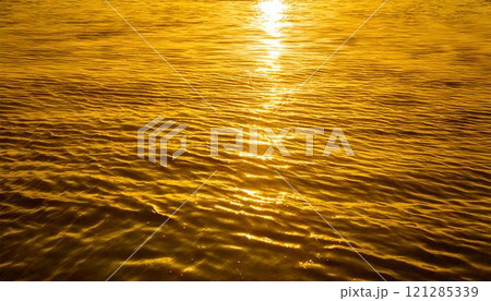 夕焼け色に染まる水面 夕焼け色に染まる水面 121285339