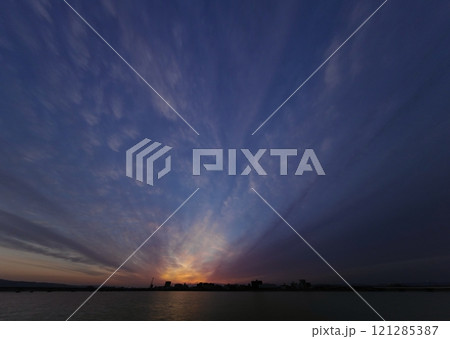 多様な雲が放射状に広がった夜明け空・春・超広角・空主体・240314am 121285387
