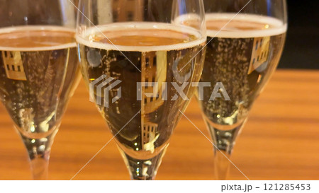 記念日のお祝いにシャンパンで乾杯 シュワシュワと溢れる炭酸の気泡 記念日のお祝いにシャンパンで乾杯 シュワシュワと溢れる炭酸の気泡 121285453