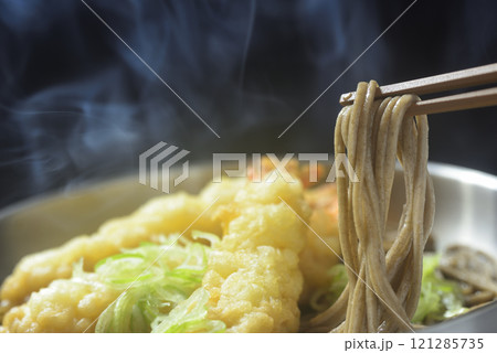 湯気の立ち昇る温かい海老天そば 121285735