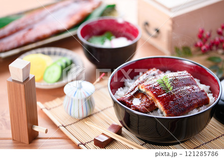 うなぎ丼 鰻重 土用の丑の日にうな重を食べる(お吸い物とお漬物を添えて)スタミナ満点のうなぎ料理 うなぎ丼 鰻重 土用の丑の日にうな重を食べる(お吸い物とお漬物を添えて)スタミナ満点のうなぎ料理 121285786
