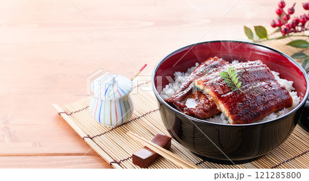 うなぎ丼 鰻重 土用の丑の日にうな重を食べる（お吸い物とお漬物を添えて）スタミナ満点のうなぎ料理 121285800