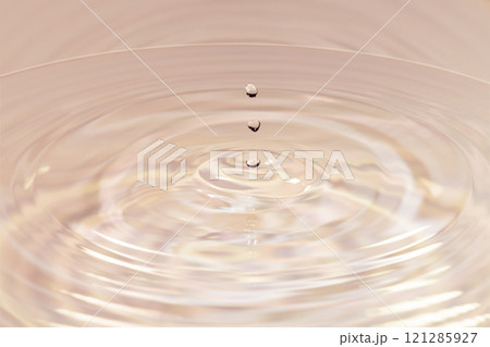 水面に落ちる水滴. 121285927