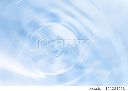 水面に落ちる水滴. 121285928