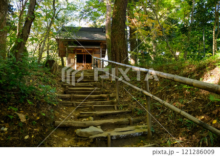 秋の中尊寺 金色堂脇に建つ関山天満宮 岩手県 秋の中尊寺 金色堂脇に建つ関山天満宮 岩手県 121286009