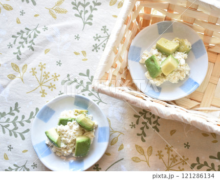 イソフラボンとビタミンEを組み合わせた　アボガドと豆腐の白和え　女性ホルモンの促進にも 121286134