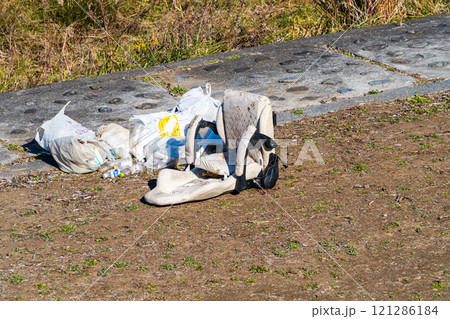 河川敷に不法投棄された粗大ゴミ 121286184
