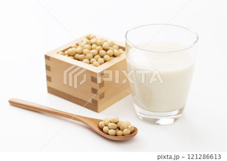白背景に豆乳と大豆 121286613