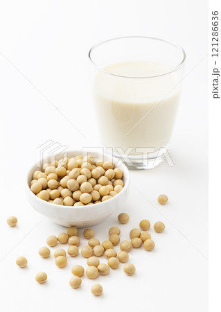白背景に豆乳と大豆 白背景に豆乳と大豆 121286636