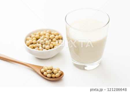 白背景に豆乳と大豆 白背景に豆乳と大豆 121286648