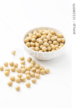 白背景に大豆 121286970