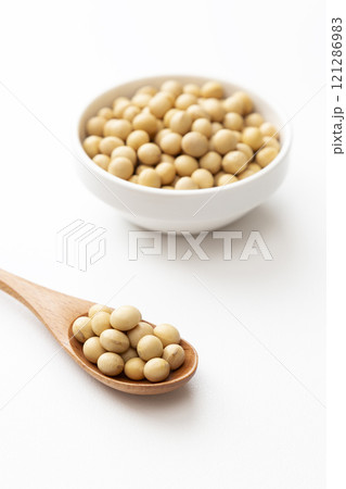 白背景に大豆 121286983
