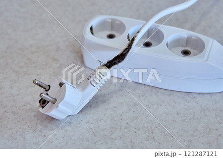 Overloading extension cord with tee causes burnout and short circuit. 121287121