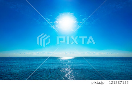 光り輝く太陽に照らされてキラキラと光る海の幻想的な風景 光り輝く太陽に照らされてキラキラと光る海の幻想的な風景 121287135