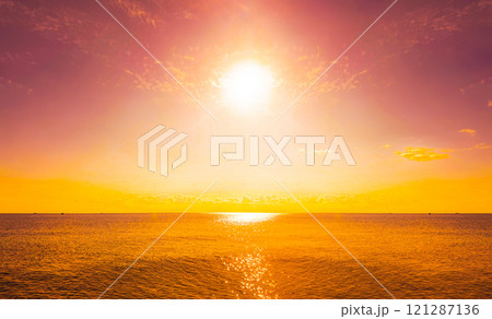 赤く染まる夕暮れ時の夕日とキラキラと光る海の幻想的な風景 121287136