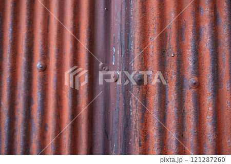 赤く錆びた古いトタンの壁 121287260