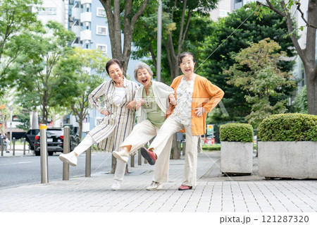 シニア　女性　仲良し　笑顔 121287320