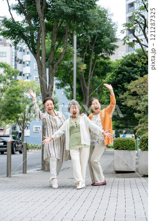 シニア 女性 仲良し 笑顔 シニア 女性 仲良し 笑顔 121287325