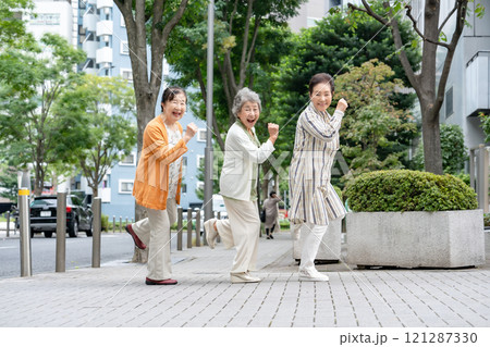 シニア　女性　仲良し　笑顔 121287330