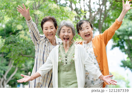 シニア　女性　仲良し　笑顔 121287339