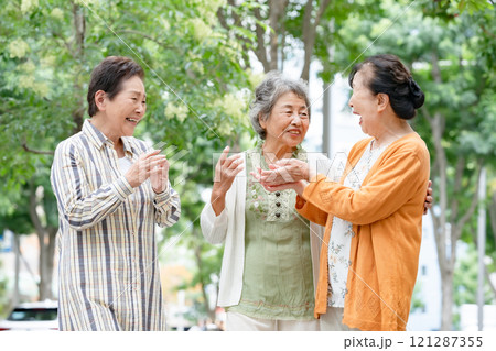 シニア　女性　仲良し　笑顔 121287355